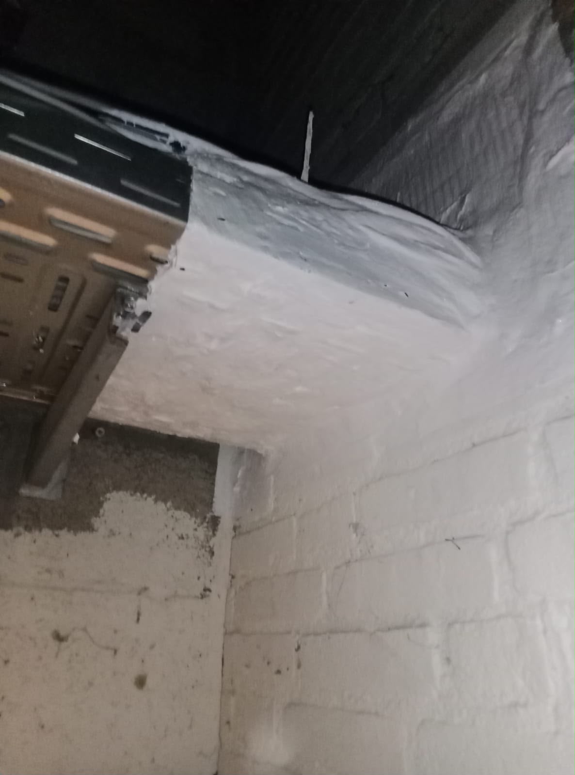 Chemin de câbles protégé par un revêtement coupe-feu au passage d'un mur