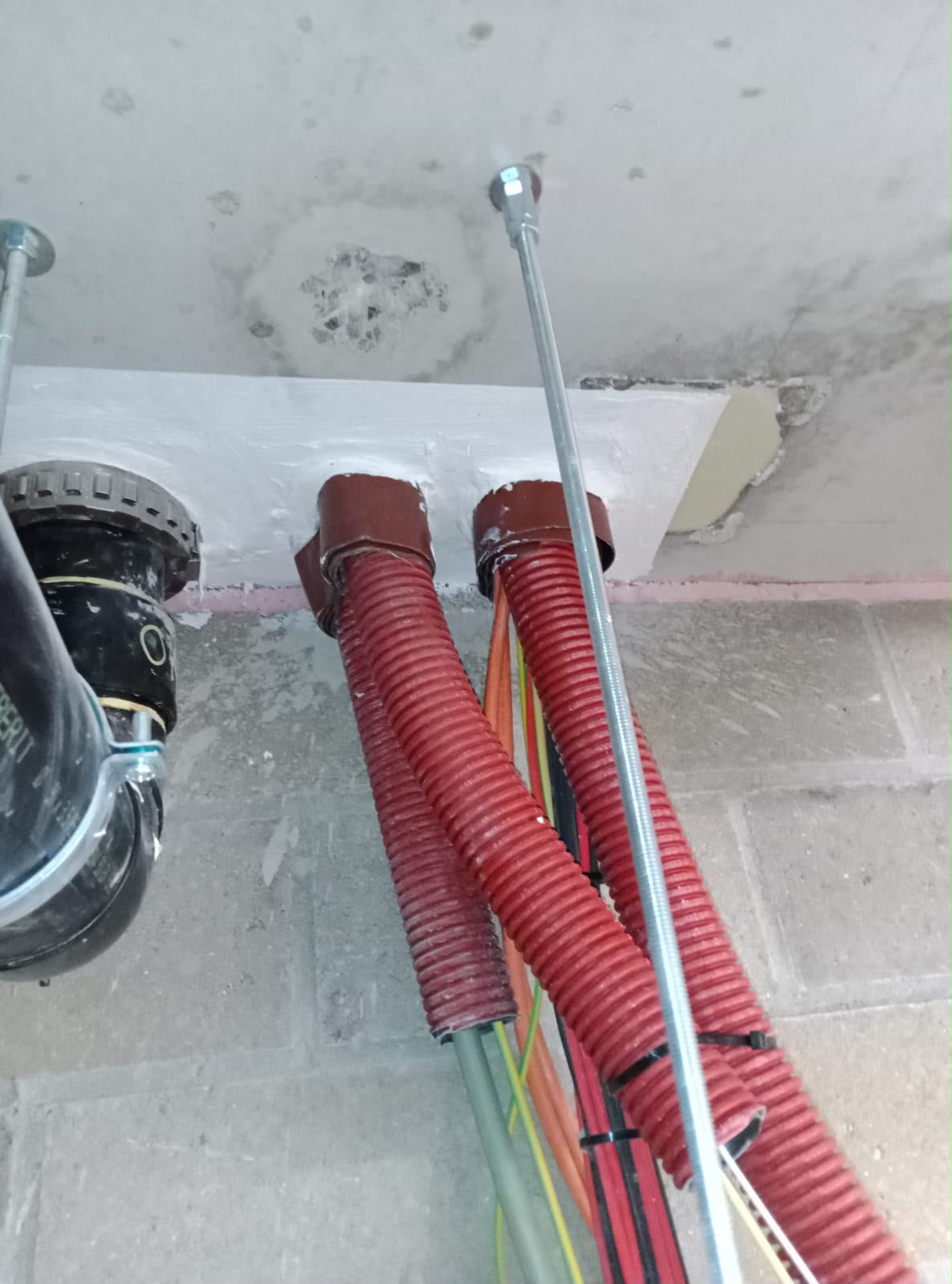 Gaines techniques traversant une dalle, équipées de colliers coupe-feu